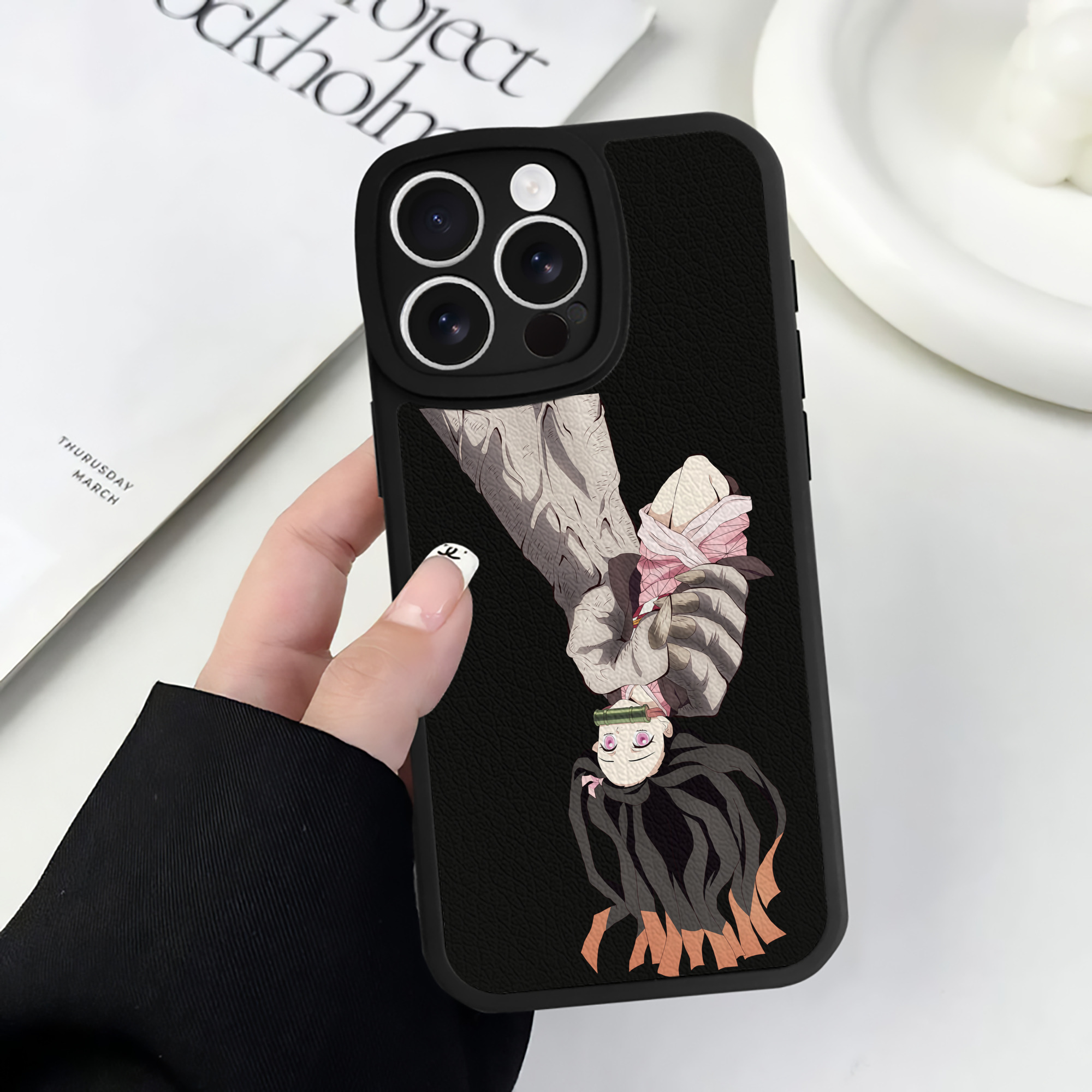 （画像用） 鬼滅の刃（きめつのやいば）竈門 禰󠄀豆子／かまど ねずこ Kamado Nezuko 【iPhone 16シリーズ対応】シリコンスマホケース（レザー調） 材質：シリコン